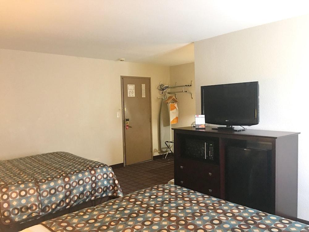 Baymont By Wyndham Iron Mountain Hotel Exterior photo