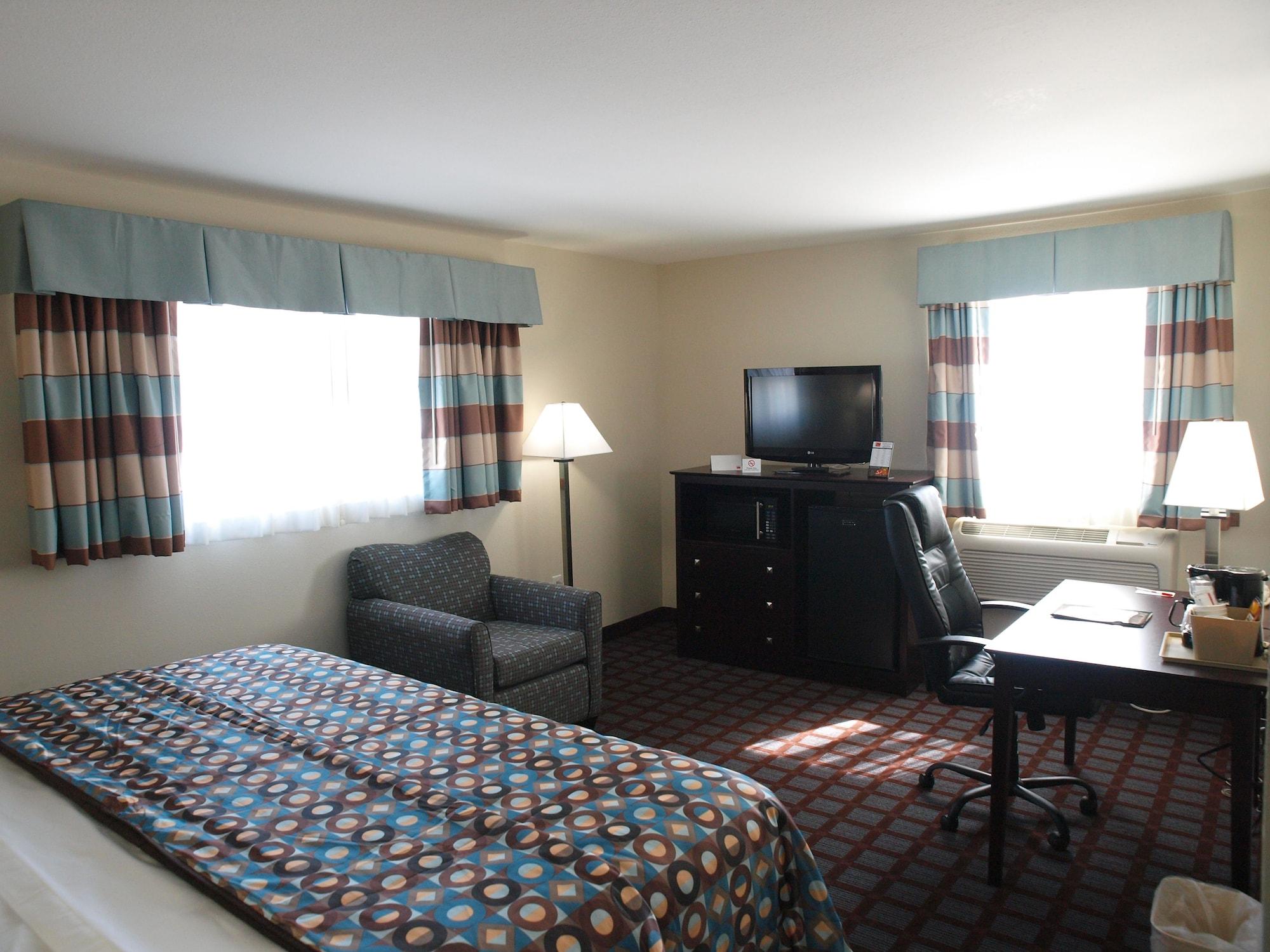 Baymont By Wyndham Iron Mountain Hotel Exterior photo