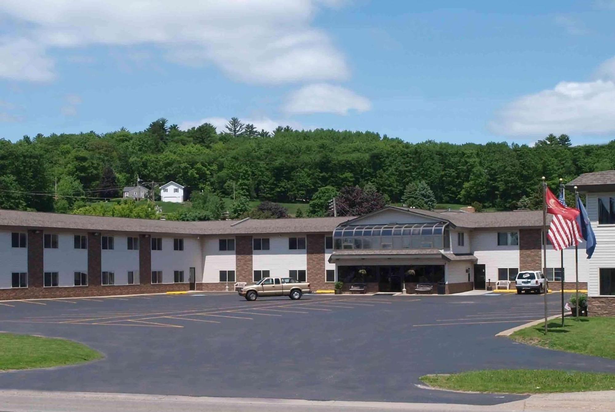 Baymont By Wyndham Iron Mountain Hotel Exterior photo